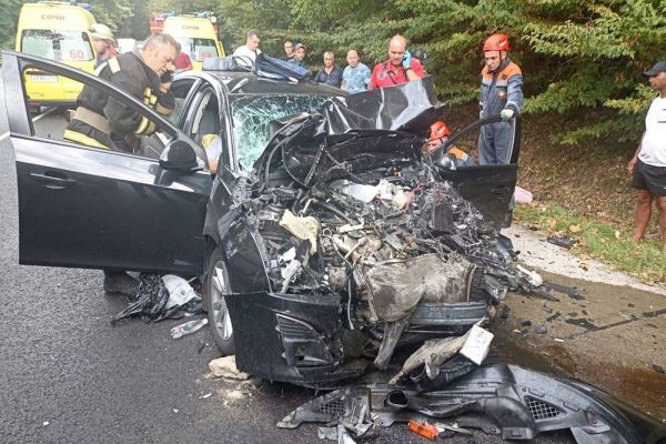 В Сочи два человека погибли в столкновении Chevrolet с большегрузом